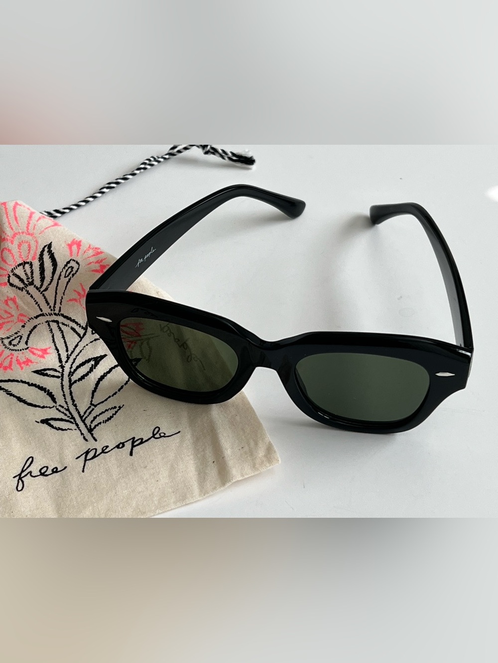 Free People Classic Square Women’s Black WGreen Lenses Sunglasses Pouch Included